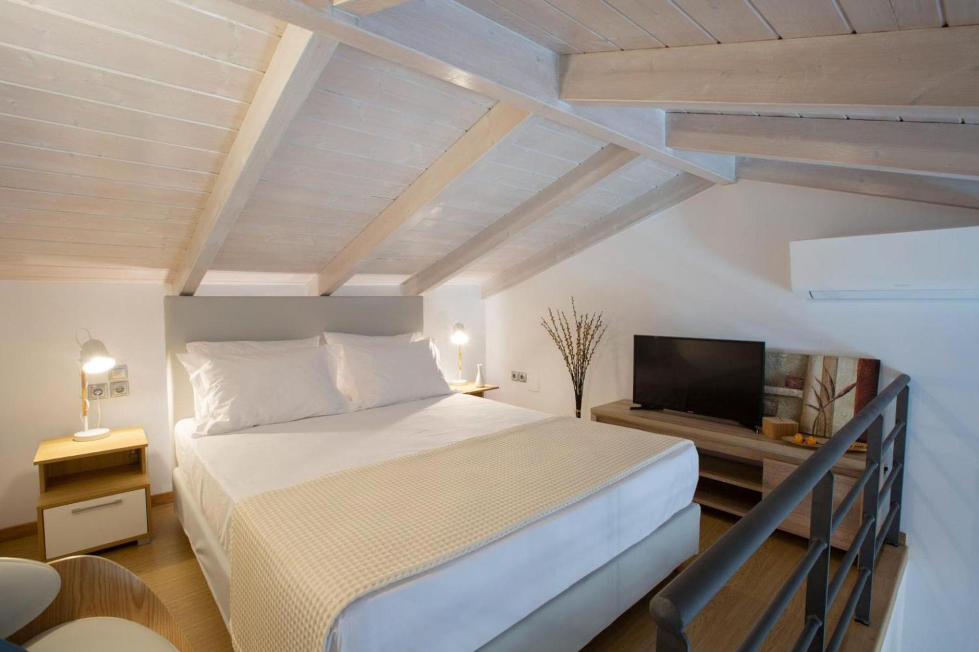 Aloft Luxury Lefkada - Heated Pool Villa Apolpaina